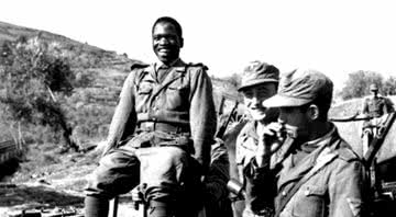 Voluntário nigeriano com o uniforme da Wehrmacht - Bundesarchiv