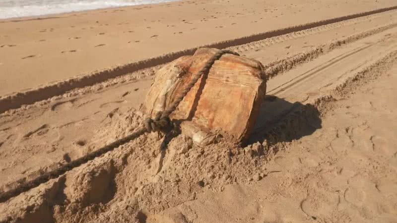 Caixa misteriosa sendo retirada de praia soteropolitana - Divulgação / Limpurb