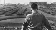 Adolf Hitler de costas, olhando para o exército da SS - Getty Images