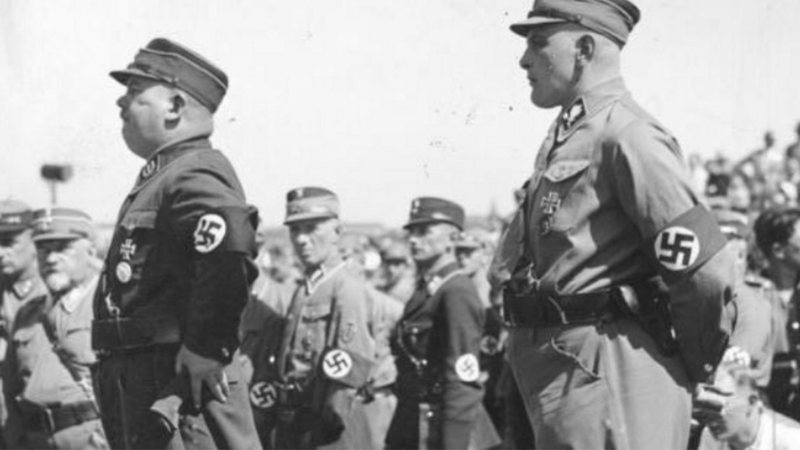 Ernst Röhm reunido ao exército SA - Domínio Público via CC BY-SA 3.0 Deutschland