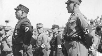 Ernst Röhm reunido ao exército SA - Domínio Público via CC BY-SA 3.0 Deutschland