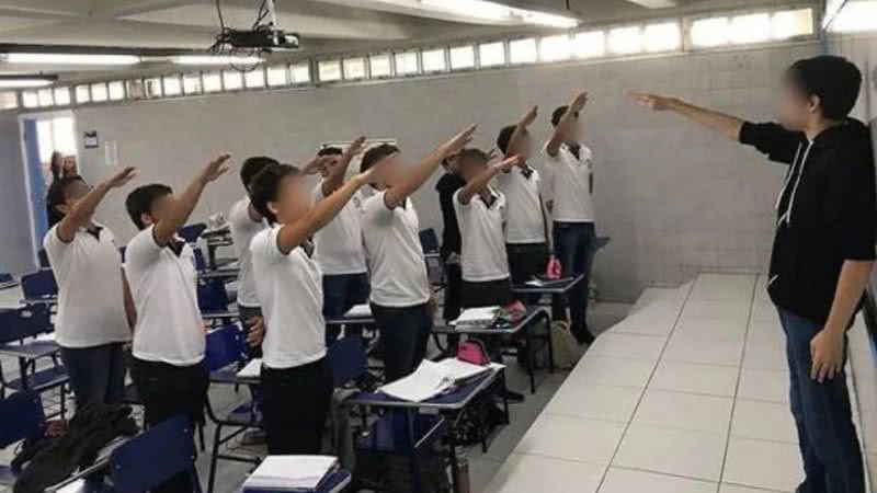 Os 11 alunos, reunidos em sala de aula, realizando a saudação ao candidato - Divulgação/Instagram