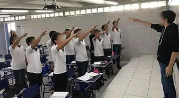 Os 11 alunos, reunidos em sala de aula, realizando a saudação ao candidato - Divulgação/Instagram