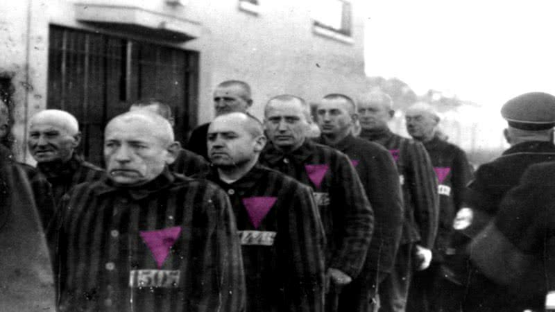 Homossexuais identificados com um triângulo rosa no uniforme em campos de concentração - Wikimedia Commons