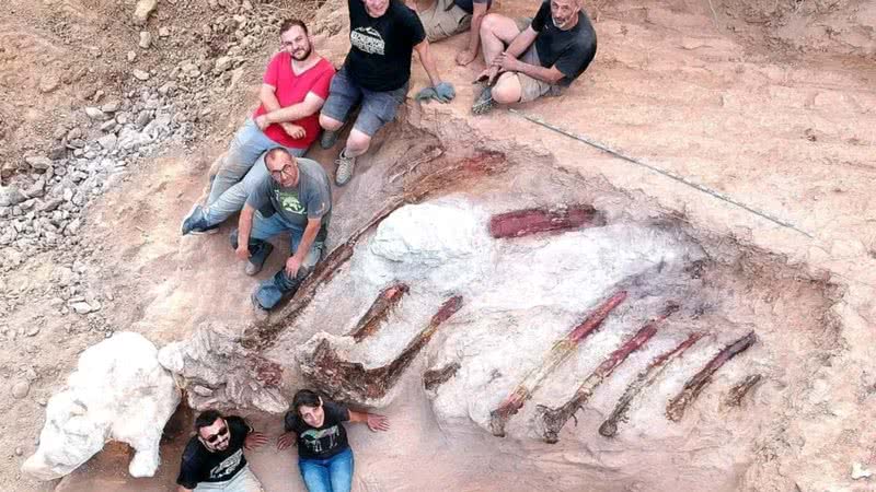 Fotografia de pesquisadores ao lado de parte do esqueleto de possível maior dinossauro já encontrado na Europa - Divulgação/IDL Ciências ULisboa