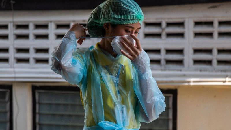 Imagem de uma profissional da saúde em meio à pandemia na Tailândia - Getty Images