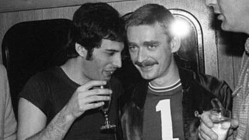 Freddie Mercury e Paul Prenter conversando - Divulgação