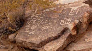 A pedra continha artes rupestres antes de serem pichadas pela dupla - Divulgação/ TripAdvisor