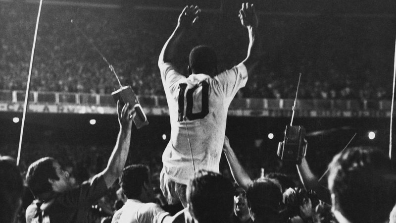 Pelé comemorando seu milésimo gol no Maracanã em 1969 - Getty Images