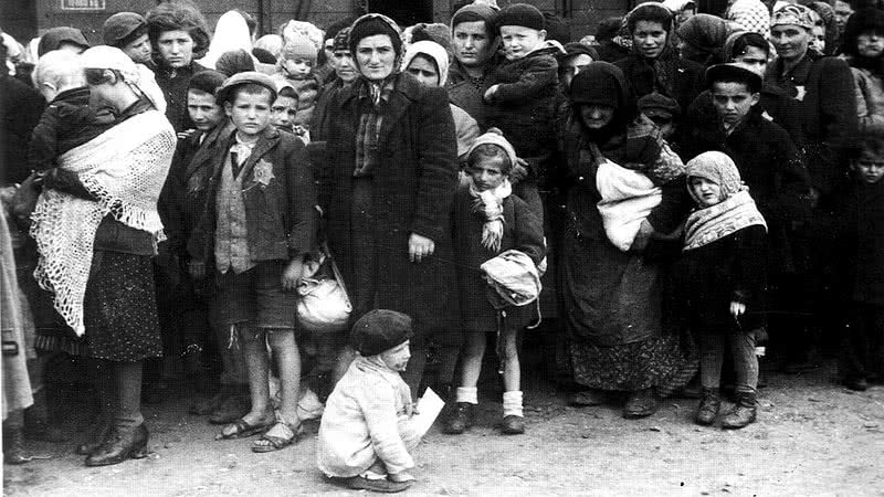 Judeus na rampa de seleção em Auschwitz, maio de 1944 - Ernst Hofmann oder Bernhard Walte via Wikimedia Commons