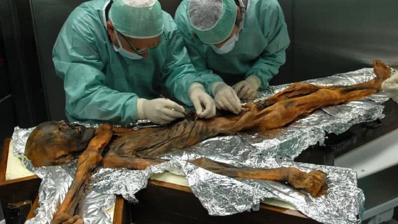 Pesquisadores analisando Ötzi - Divulgação/ South Tyrol Archeology Museum