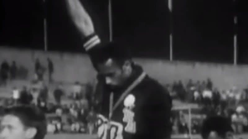 Gravação do momento do protesto de Tommie Smith e John Carlos - Divulgação / Youtube / Telemundo Deportes