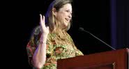 Abigail durante discurso em evento feminista - Getty Images