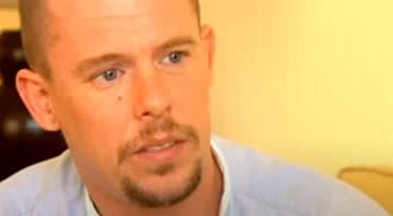 Alexander McQueen em entrevista antiga para a Fashion Television - Divulgação/ Youtube/Fashion Television