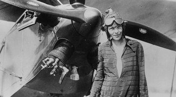 Amelia Earhart na frente de um avião - Wikimedia Commons