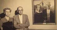 Nan Wood Graham e Byron McKeeby ao lado da pintura American Gothic - Wikimedia Commons