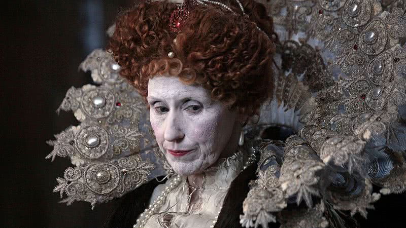 A atriz Anita Dobson caracterizada como Elizabeth I - Divulgação