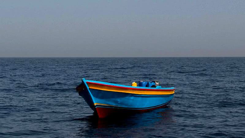 Um barco de madeira abandonado - Getty Images