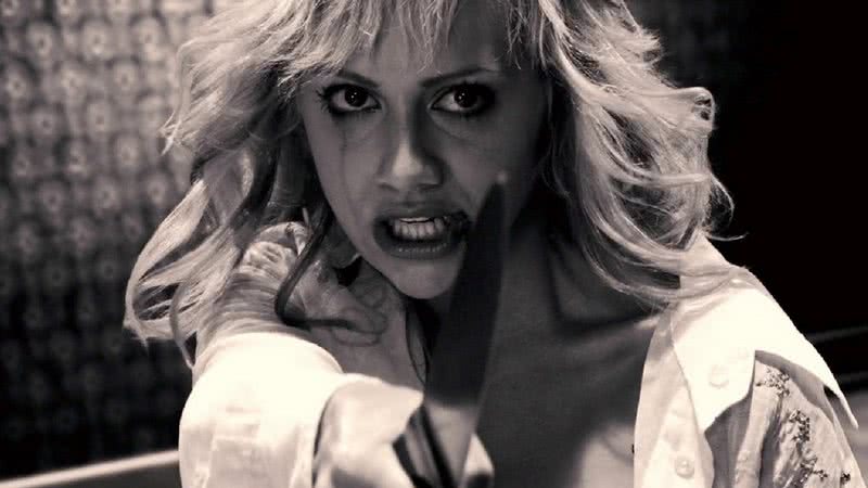 A atriz Brittany Murphy em cena de Sin City (2005) - Divulgação