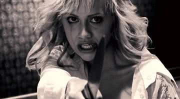 A atriz Brittany Murphy em cena de Sin City (2005) - Divulgação