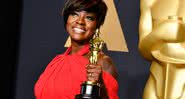 Viola Davis com seu Oscar em 2017 - Getty Images