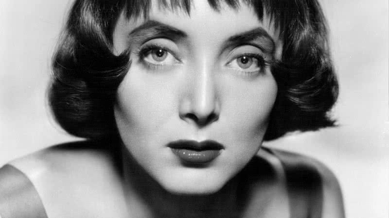 A jovem Carolyn Jones, em 1956 - Wikimedia Commons