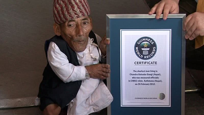 Chandra Bahadur Dangi com sua placa do Guinness World Record - Wikimedia Commons