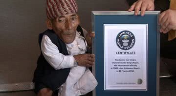 Chandra Bahadur Dangi com sua placa do Guinness World Record - Wikimedia Commons