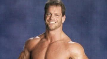 Chris Benoit sorri durante sessão de fotos - Divulgação / WWE