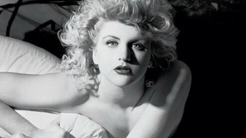 Courtney Love em campanha publicitária, em 1986 - Wikimedia Commons