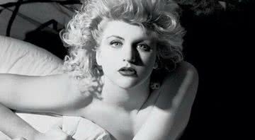 Courtney Love em campanha publicitária, em 1986 - Wikimedia Commons