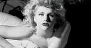 Courtney Love em campanha publicitária, em 1986 - Wikimedia Commons