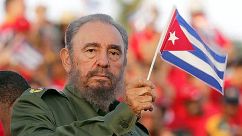 Fidel Castro segurando uma bandeira de Cuba - Divulgação