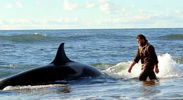 Roberto Bubas fotografado ao lado de orca - Divulgação/El Chubut