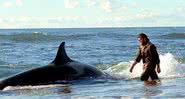 Roberto Bubas fotografado ao lado de orca - Divulgação/El Chubut