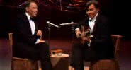 Frank Sinatra e Tom Jobim durante apresentação da canção "Garota de Ipanema" - Divulgação / vídeo / YouTube / Frank Sinatra