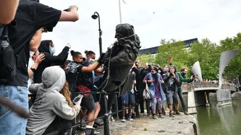 A estátua de Edward Colston sendo levada ao rio por manifestantes - Wikimedia Commons