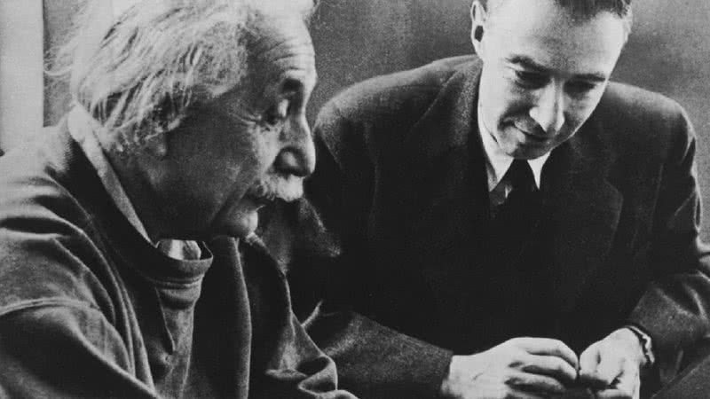 Albert Einstein ao lado de Robert Oppenheimer - Domínio Público