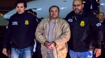 El Chapo em 19 de janeiro de 2017, sob custódia com agentes policiais - Wikimedia Commons