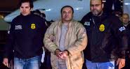 El Chapo em 19 de janeiro de 2017, sob custódia com agentes policiais - Wikimedia Commons