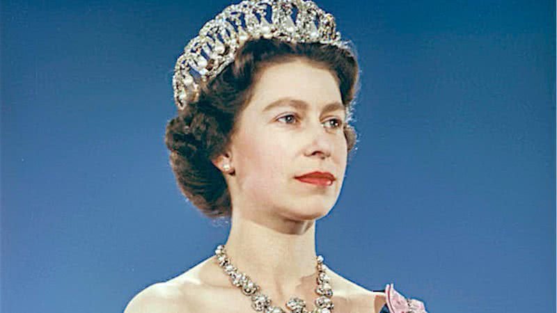 Elizabeth II em foto oficial - Library and Archives Canada via Wikimedia Commons