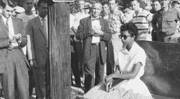 Elizabeth Eckford no dia 4 de setembro de 1957 - Divulgação