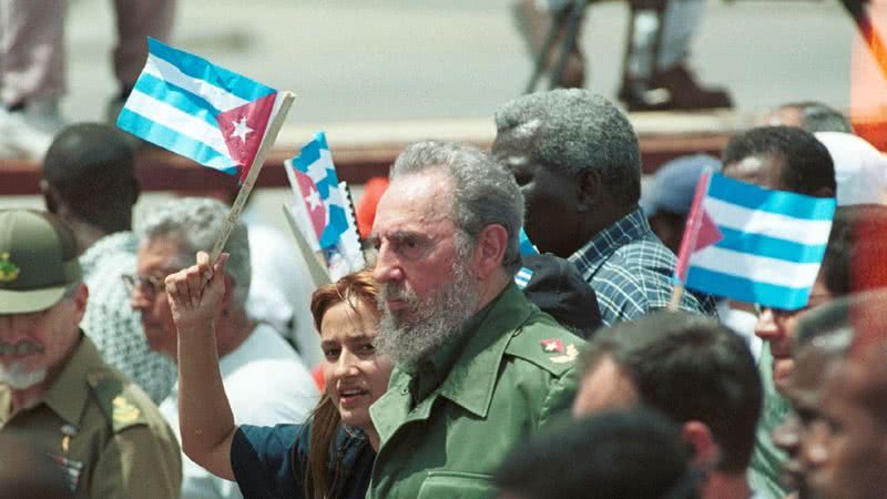 Fidel Castro em 1º de maio de 2001 durante uma marcha - Getty Images