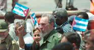 Fidel Castro em 1º de maio de 2001 durante uma marcha - Getty Images