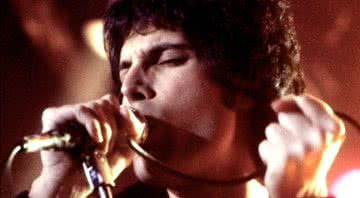 Freddie Mercury cantando durante show - Wikimedia Commons