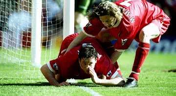 Robbie Fowler comemorando um gol contra o Everton, em 1999 - Getty Images