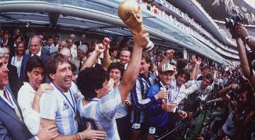 Maradona segurando a taça da Copa do Mundo - Getty Images