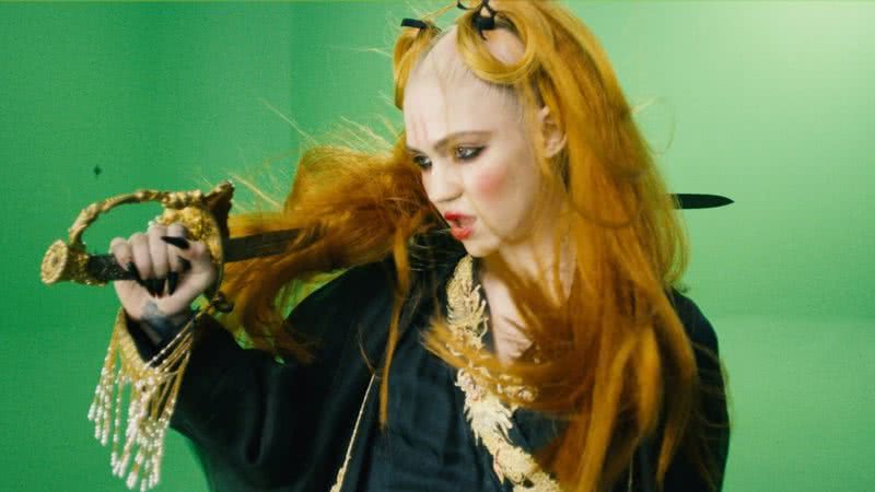 Grimes em clipe musical - Divulgação/Youtube