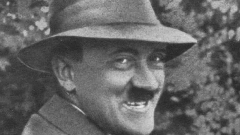 Uma das raras fotografias de Adolf Hitler sorrindo - Wikimedia Commons