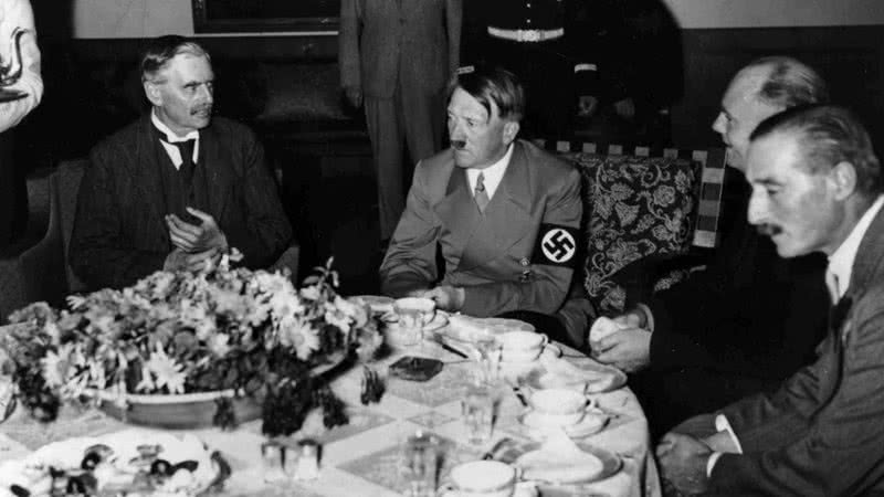 O ditador alemão Adolf Hitler se alimentando - Divulgação